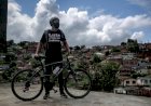 Professor pedala 8 km para levar dever a alunos de favela excluídos de teleaula