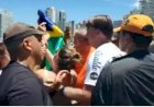 Bolsonaro, sem máscara, volta a provocar aglomeração em praia de SP; veja vídeo