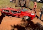 Acidente incrível deixa Fiat Uno achatado na estrada