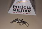 MILITARES DE PEÇANHA PRENDE HOMEM POR PORTE ILEGAL DE ARMA DE FOGO, DURANTE OPERAÇÃO FILHAS DE MINAS