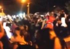 Fiéis se reúnem em frente funerária esperando ressurreição de pastor