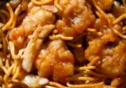Jovem precisa amputar duas pernas após comer comida estragada; entenda
