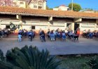 Após furto de cabos de todo o cabeamento de energia em uma escola de Diamantina, alunos assistem aulas ao ar livre.