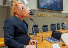 Vereador 'relincha' e se fantasia de burro contra homenagem a Olavo de Carvalho