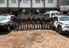 PM cumpre vários mandados de busca e apreensão e prisão de cinco homens acusados de tráficos de drogas em Caratinga