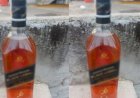 Homem é preso após furtar garrafa de whisky em supermercado