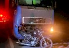 Duas pessoas ficam feridas em batida entre moto e carreta