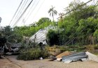 Moradores ficam ‘presos’ após estrutura derrubada por chuva interditar rua