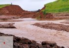 barragem de água se rompe, obstrui ponte e mata peixes em MG