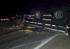 Carreta carregada de batatas tomba e causa longo congestionamento na BR-381