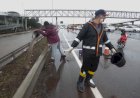 Bomba de água é instalada em área alagada de Porto Alegre após protesto; no Sul do estado, canal atinge nível recorde