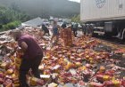 Caminhão carregado de cerveja tomba na BR-040 e rodovia é tomada pela carga