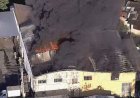 Incêndio de grandes proporções destrói galpão; FOTOS