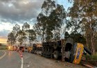 Caminhoneiro morre após carreta tombar na BR-459 em Caldas