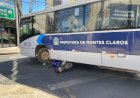 Moto vai parar embaixo de ônibus do transporte coletivo após acidente em Montes Claros