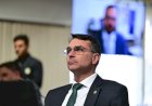 Homem que ameaçou Flavio Bolsonaro é levado à delegacia em Juiz de Fora