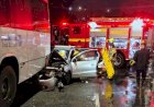 Carro bate em ônibus e deixa três feridos em Juiz de Fora; parte do veículo fica debaixo do coletivo