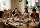 Distração à mesa aumenta o risco de comer em excesso, aponta estudo