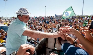 Bolsonaro causa aglomeração e tira máscara em primeira viagem após isolamento