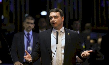 Flávio Bolsonaro pagou R$ 87 mil em dinheiro por salas