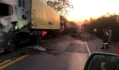 Batida entre duas carretas deixa dois mortos, três feridos e fecha BR-262