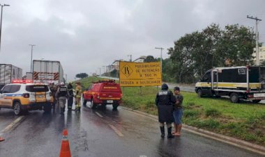 Motociclista morre após ser atropelado por carreta no Anel Rodoviário em BH