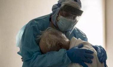 Foto de médico confortando idoso com Covid que queria ver sua família viraliza