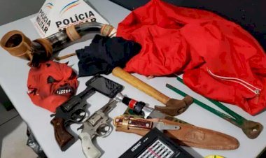 Ladrões usando máscara do diabo roubam berrante e rádio de fazenda de Minas
