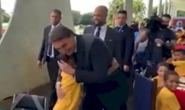 Sem máscaras, Bolsonaro e ministros participam de iniciativa de Natal solidário