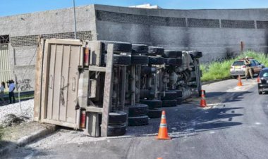 Carreta com 33 toneladas de calcário tomba na alça de acesso ao Anel Rodoviário