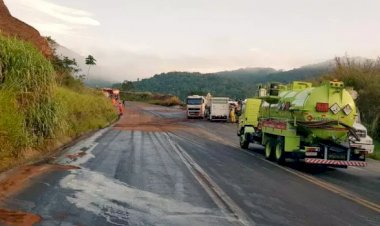 Carreta tomba e derrama 18 mil litros de ácido sulfúrico na MG-120, em Itabira
