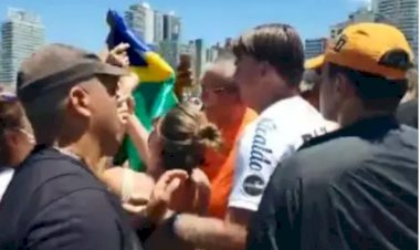 Bolsonaro, sem máscara, volta a provocar aglomeração em praia de SP; veja vídeo