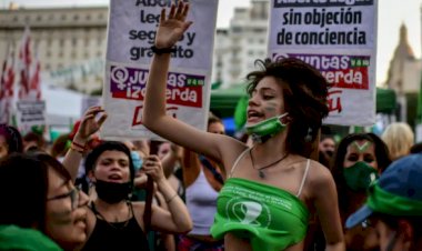 Argentina aprova legalização do aborto até a 14ª semana de gravidez