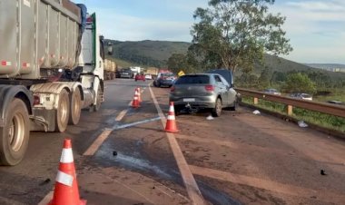Batida entre carreta e carro fecha BR-040 em Nova Lima e deixa quatro feridos