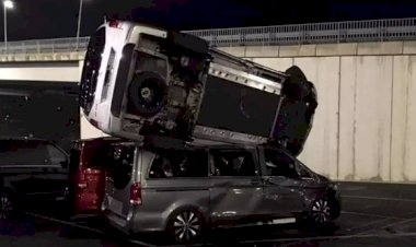 Ex-funcionário da Mercedes invade pátio com trator e destrói 50 veículos