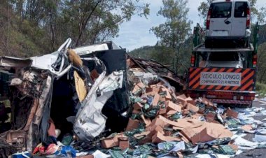 BR-381 é interditada após tombamento de caminhão em João Monlevade