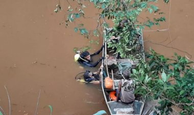 Bombeiros trabalham na retirada de vítimas da queda de caminhão em rio da BR-381