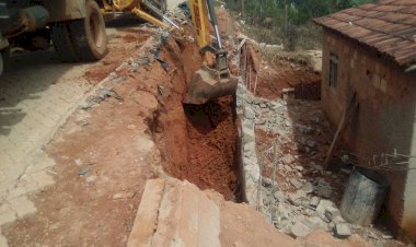 INFRAESTRUTURA - Prefeitura inicia demolição e reconstrução de muro na Rua Diamante