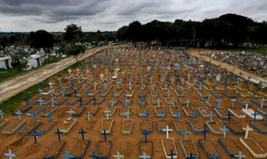 Brasil registra 2.207 mortes em 24 horas; média móvel volta a bater recorde