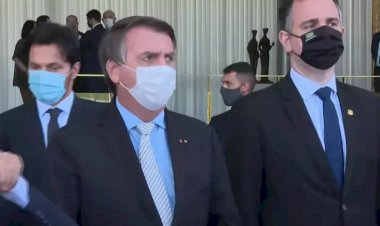 Após um ano defendendo cloroquina, Bolsonaro admite: 'ainda não temos remédio'