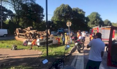 Caminhão capota na BR-381, em Ipatinga; uma pessoa morreu.
