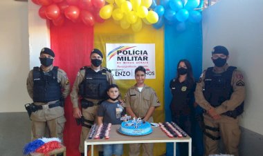 Criança comemora aniversário e Quartel da PMMG de Rio Vermelho