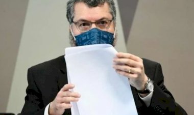 Ernesto Araújo afirma que relação com Trump não contribuiu para adquirir vacina.