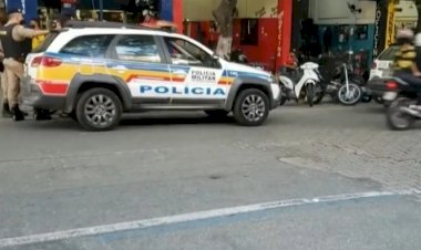 Homem é baleado no Centro de Governador Valadares e morre no hospital; dois foram presos.