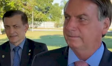 'Quem não tá contente comigo tem Lula em 2022', diz Bolsonaro a apoiadora.