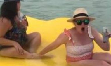 Grupo de amigas em bote inflável é cercado por sete tubarões
