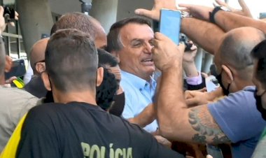 Bolsonaro entra em avião para cumprimentar passageiros, é xingado e diz que quem o hostilizou devia andar de jegue