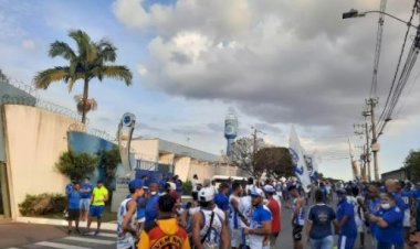 Torcedores protestam na Toca II e pedem saída do presidente Sérgio Rodrigues