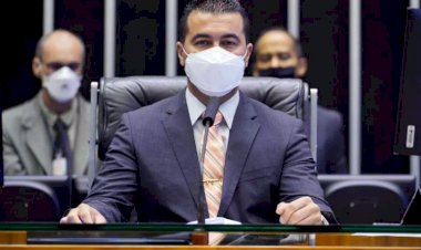 Bolsonaro foi alertado sobre corrupção na compra da Covaxin, diz deputado