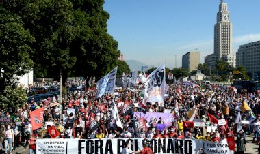 Manifestantes fazem protesto contra o presidente Bolsonaro e pró-vacina no Rio